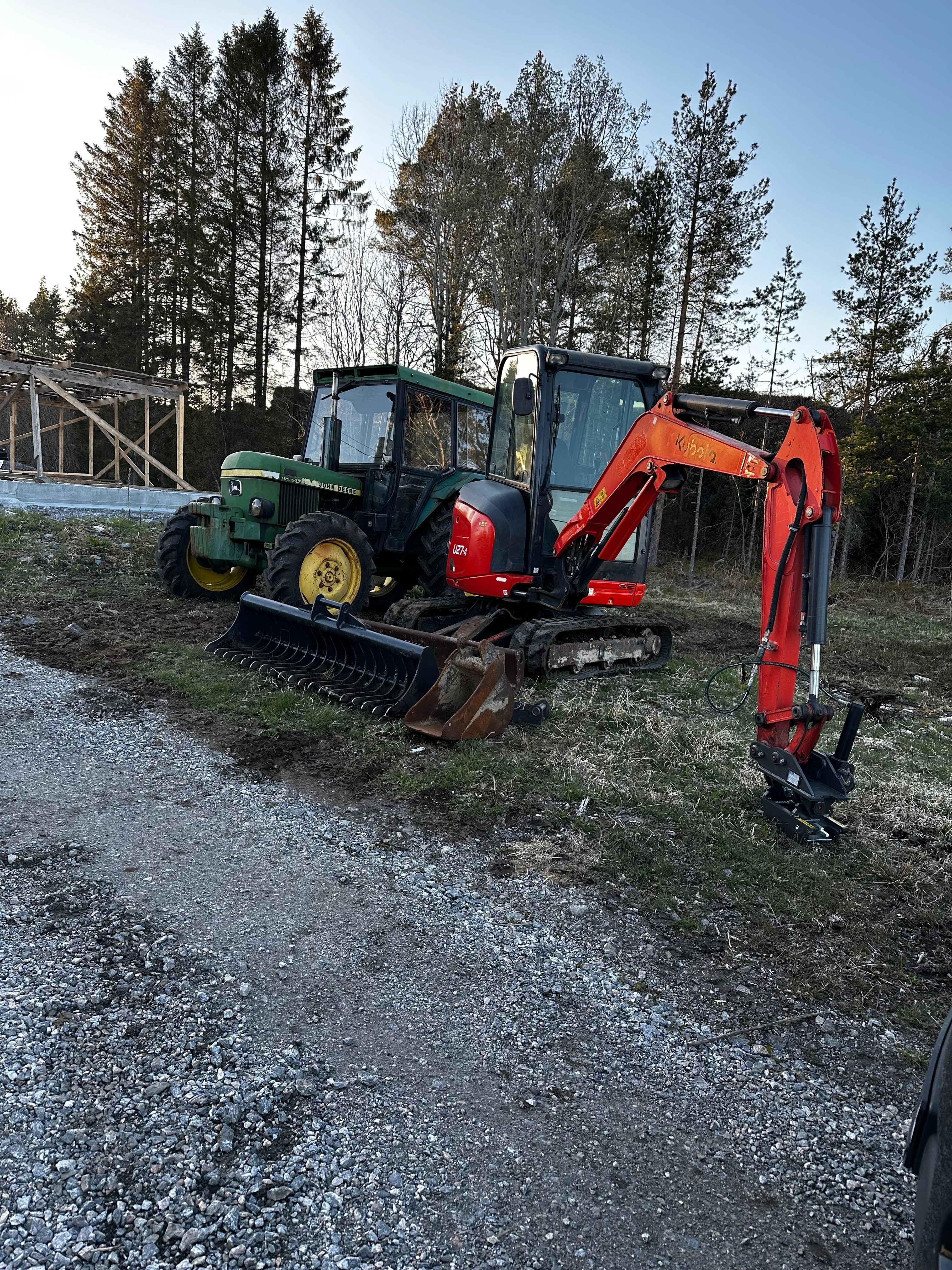 Anleggsarbeid - Traktor og minigraver i samarbeid på byggeplass